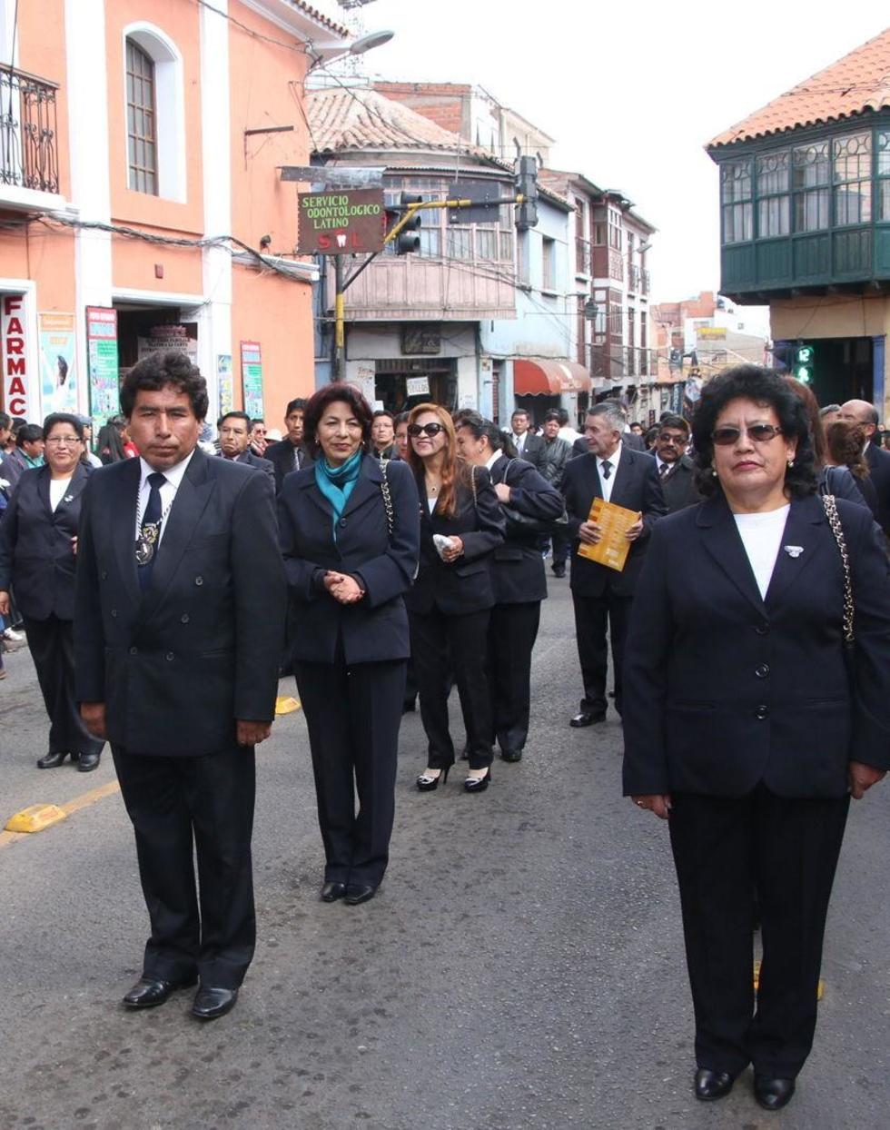 Los maestros del establecimiento en el desfile.