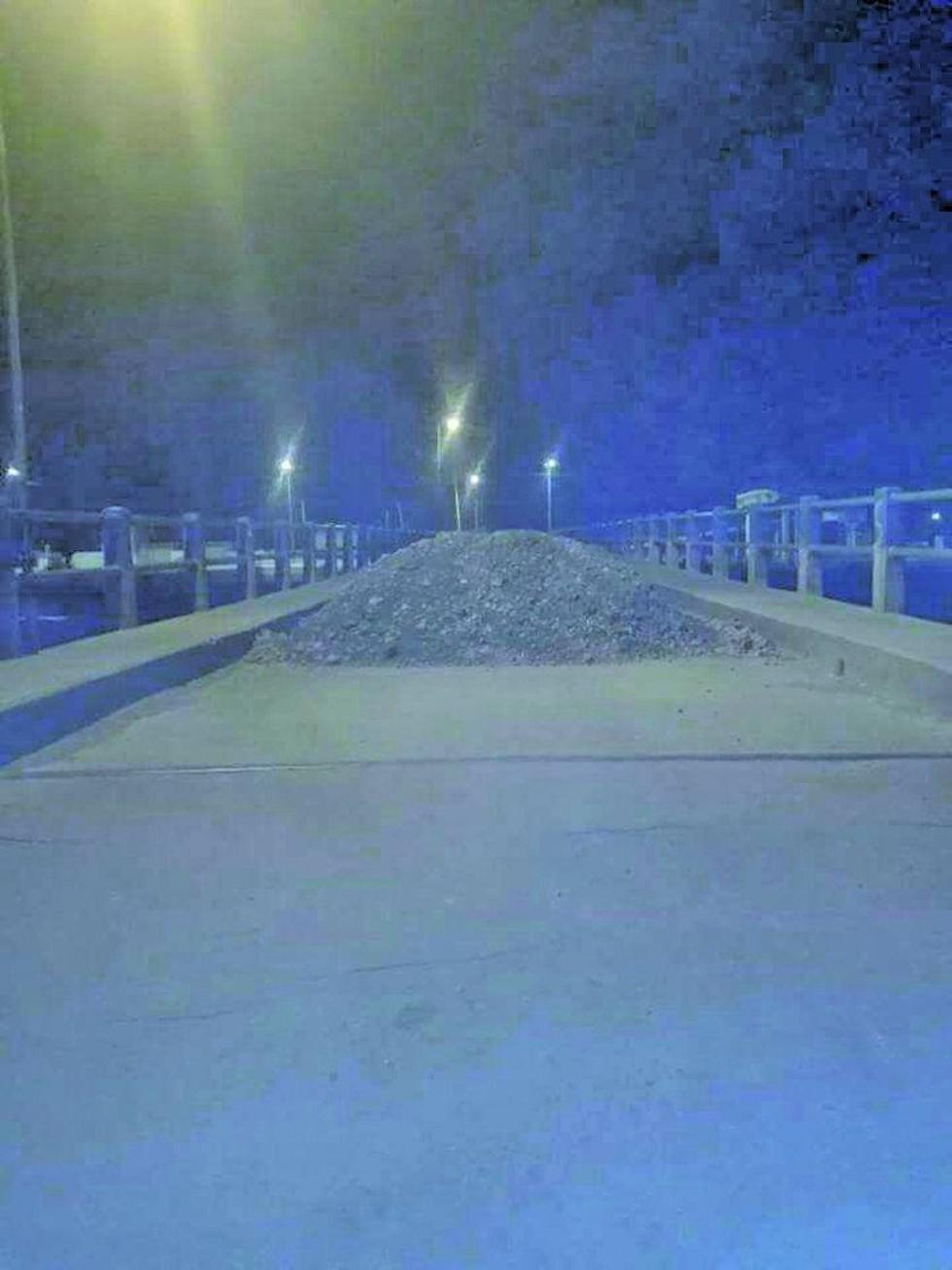 Los movilizados echaron tierra a la carretera para evitar el paso de los motorizados.