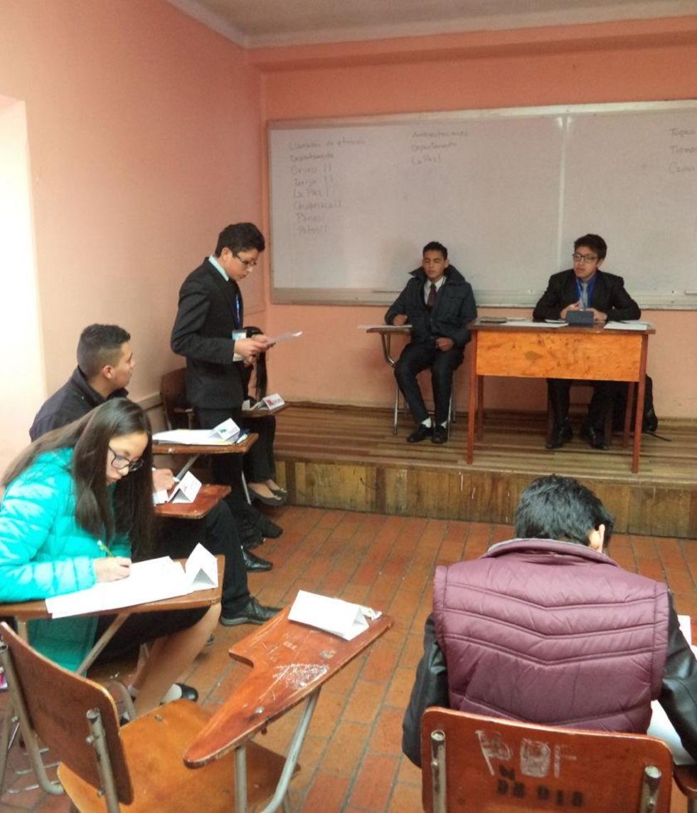 Un grupo debate sobre seguridad.