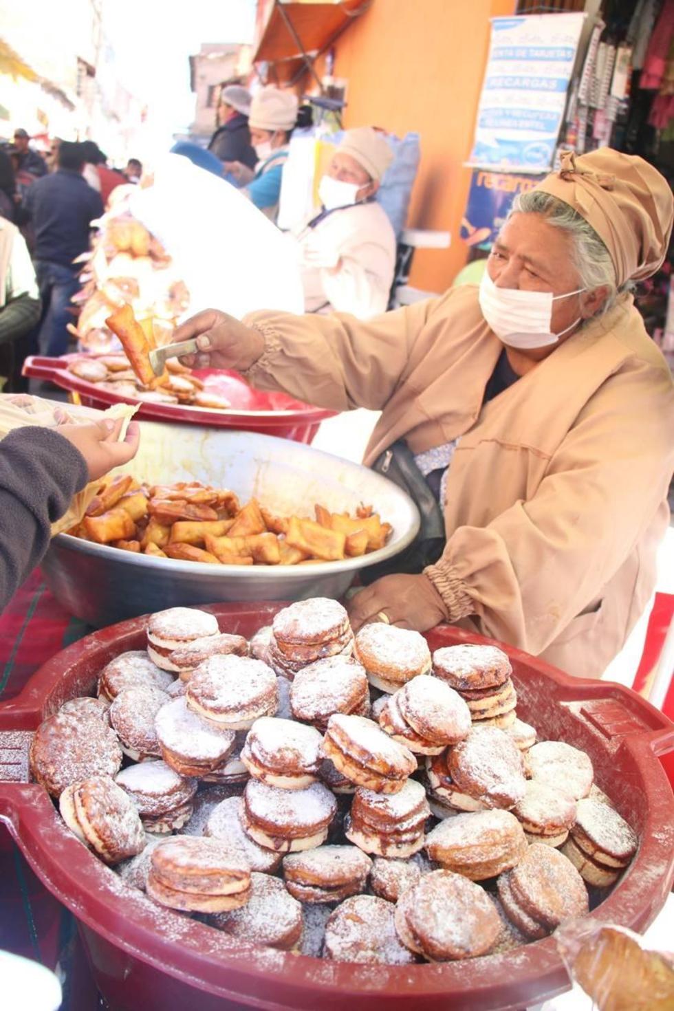La gente acudió desde temprano para adquirir los sabores de la repostería.