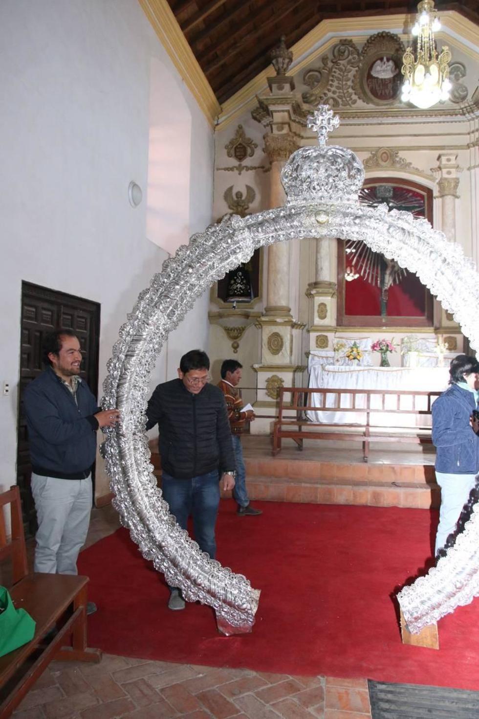 La familia presentó las placas.