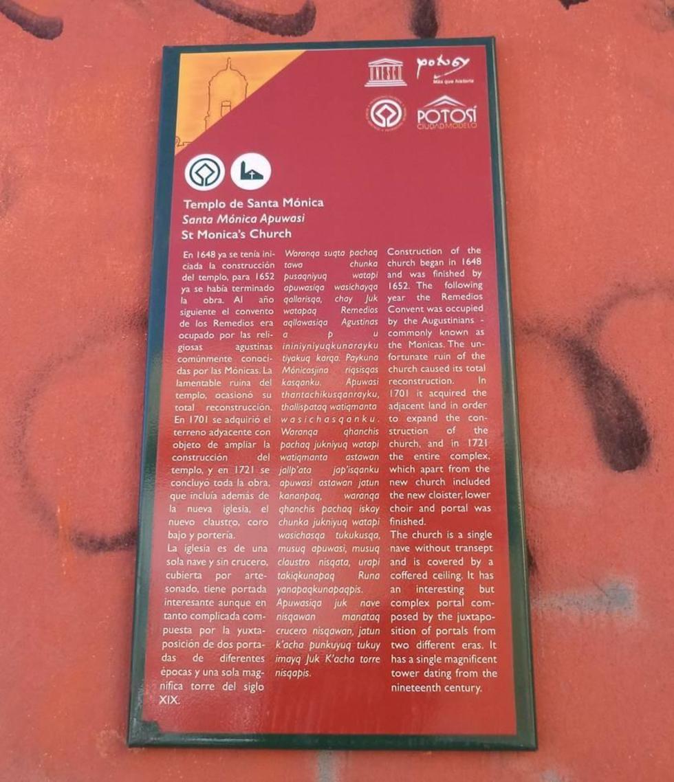 El letrero que está en la pared de la torre de Santa Mónica.