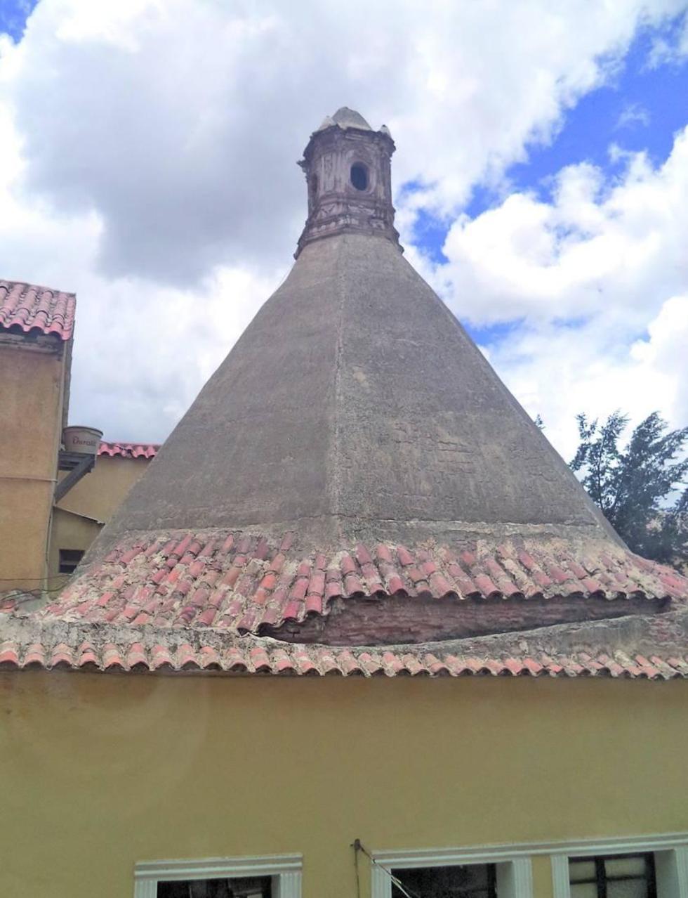 La chimenea todavía se conserva intacta.