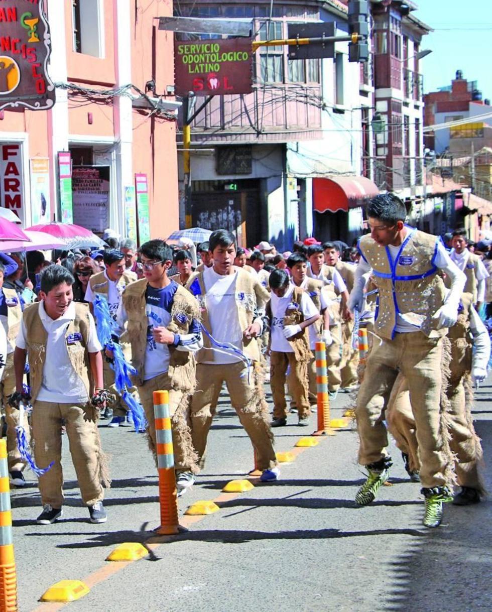 Un grupo muestra los primeros trajes.