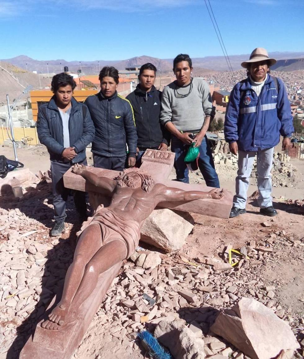 Los estudiantes y el tutor delante de la obra.