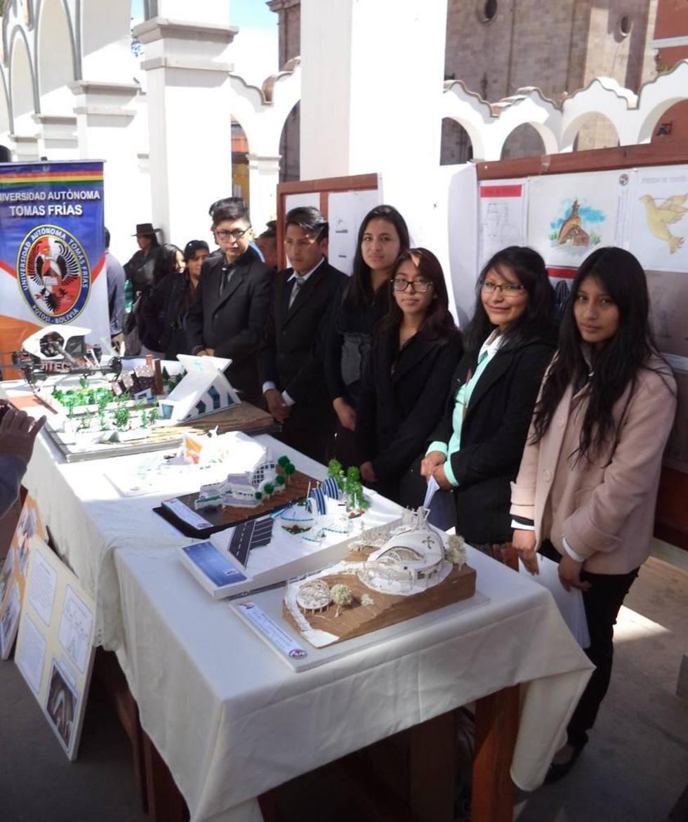 Estudiantes de Arquitectura exhiben las maquetas.