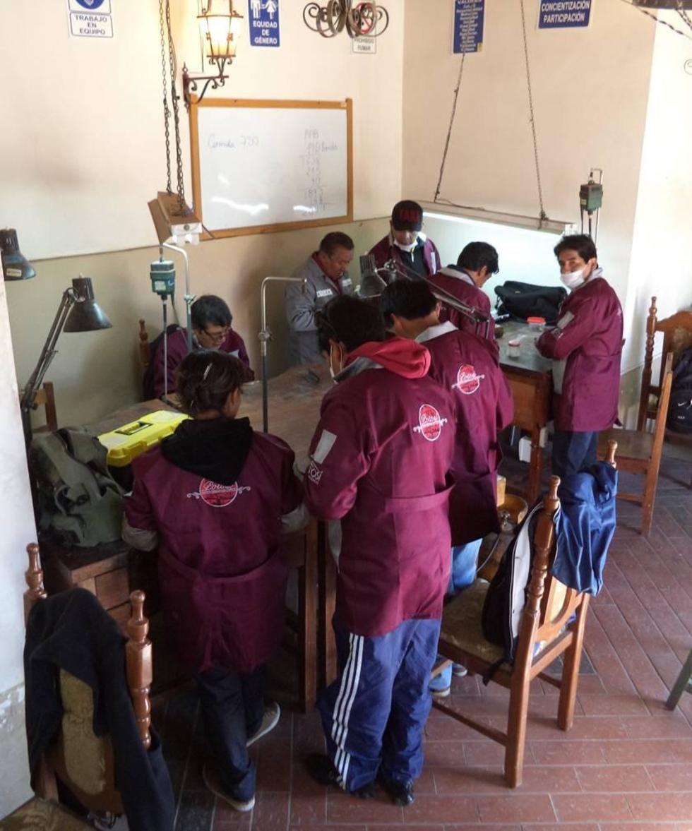Un grupo de estudiantes en pleno trabajo.