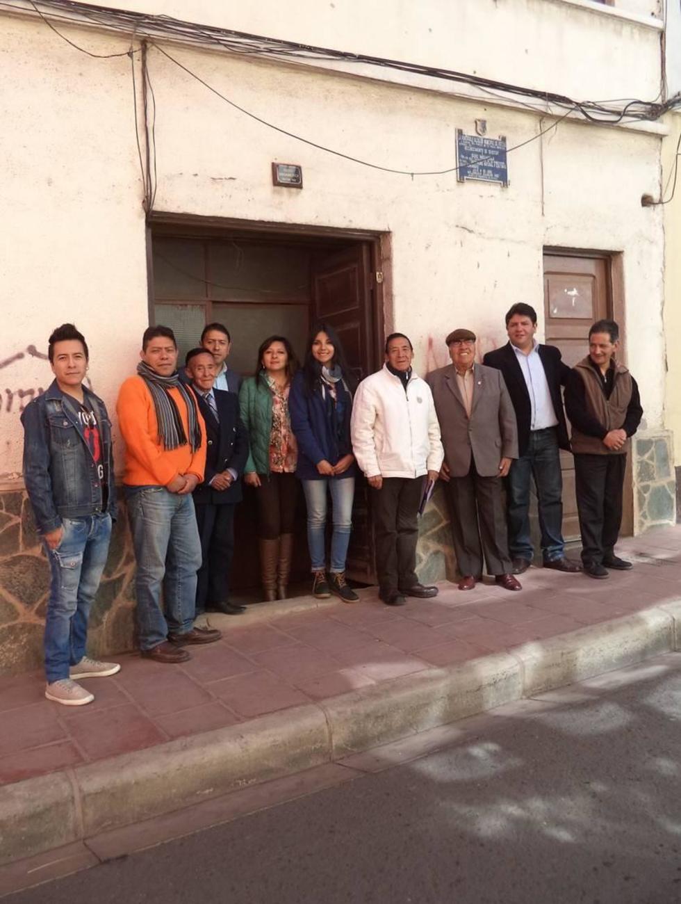 Propietarios, personal e invitados en la puerta de la Radio.