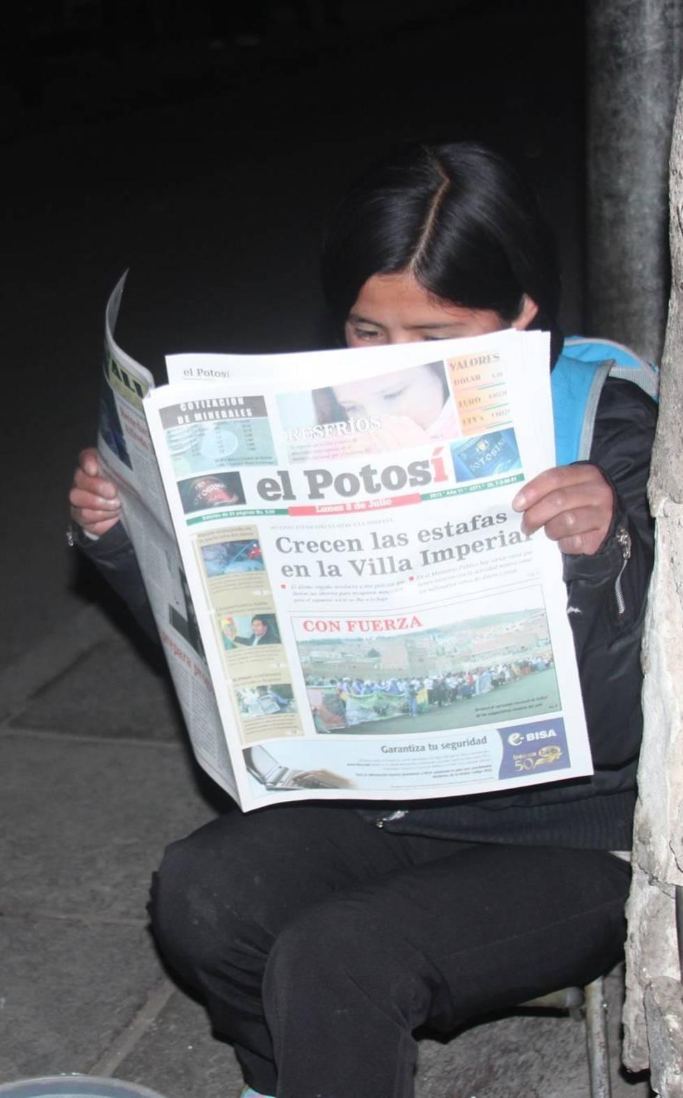 La población lo lee con detenimiento