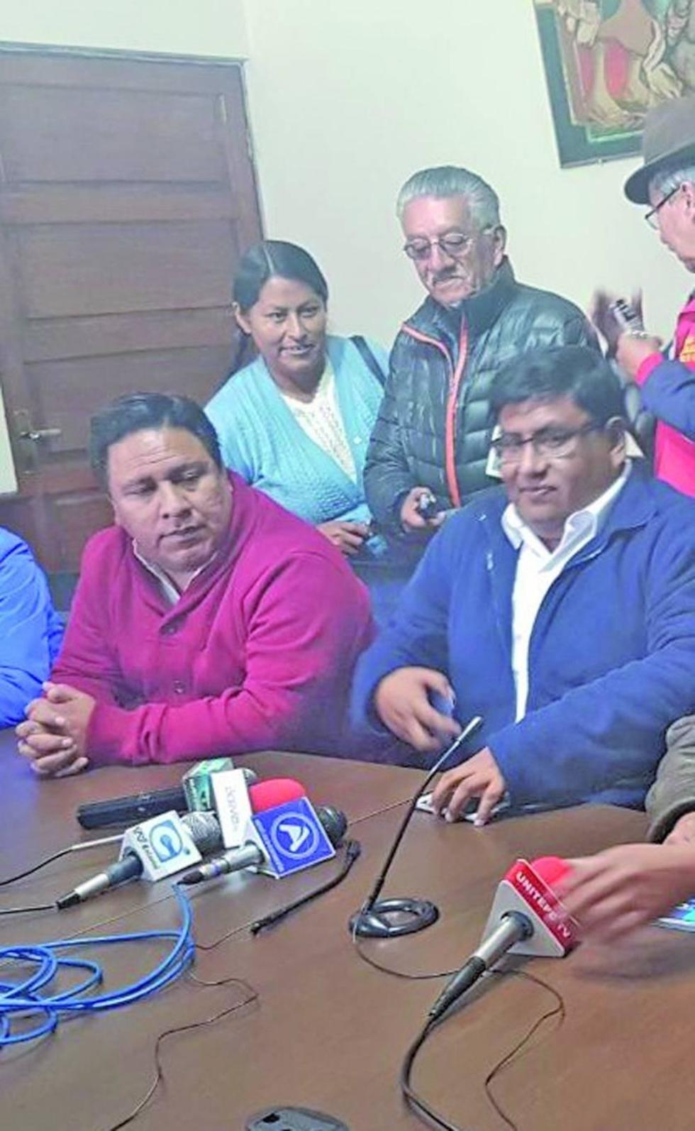 La conferencia de prensa del ministro Ortuño y autoridades regionales.