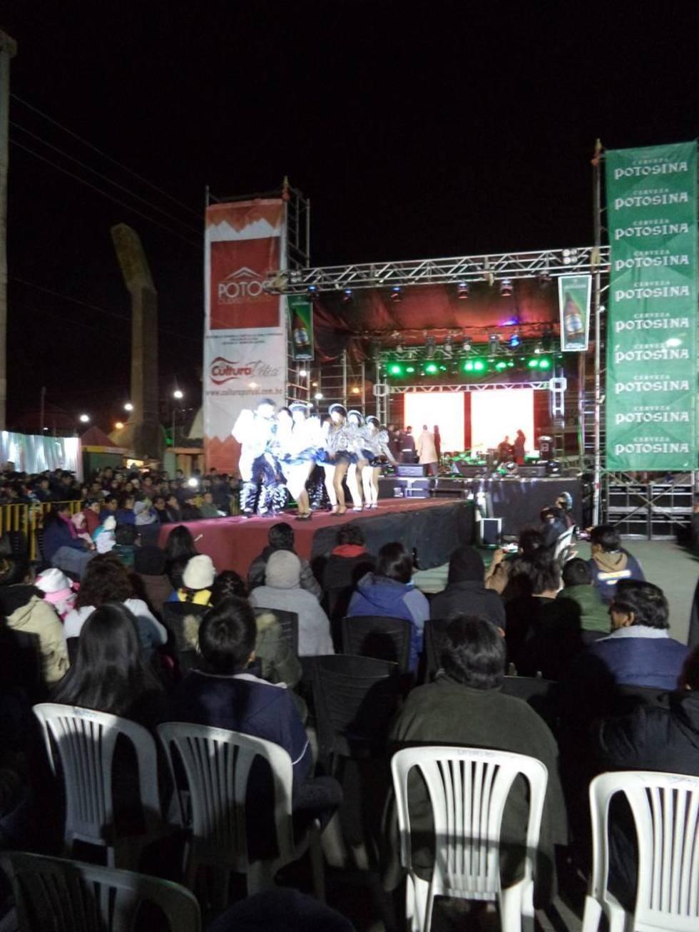 El escenario recibió a bailarines y artistas de música.
