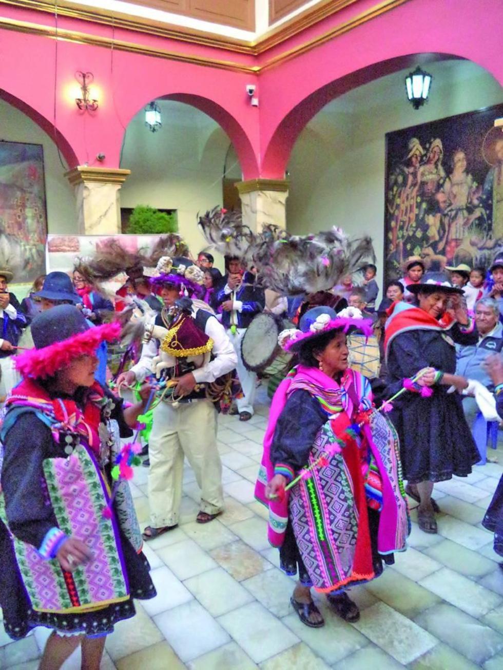 Se presentaron bailarines para mostrar el festival de Jaylliris.