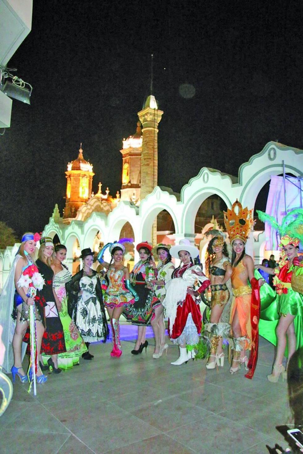 Las candidatas luciendo los trajes típicos.