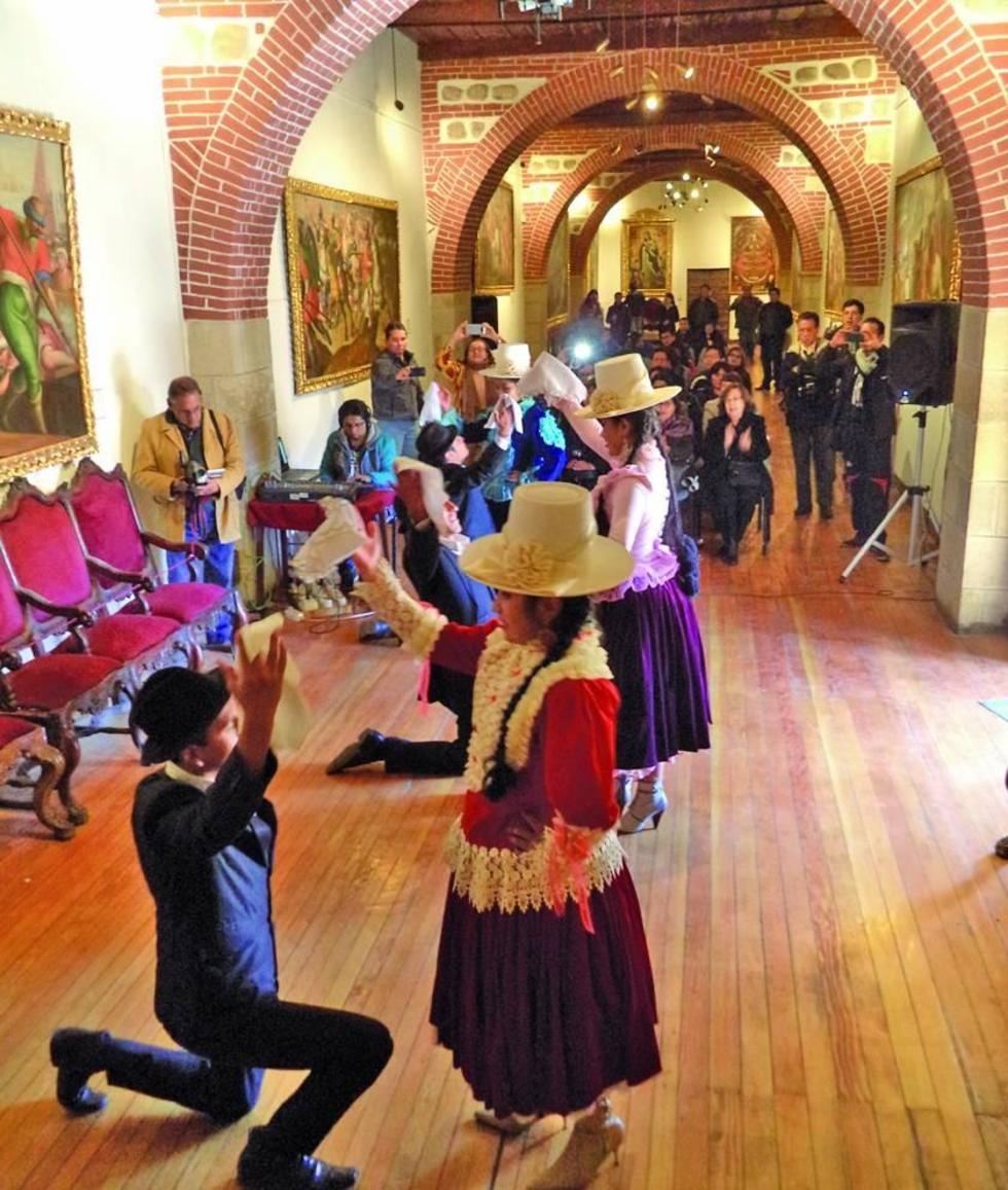 Se bailó la cueca en el salón Los Mitayos.