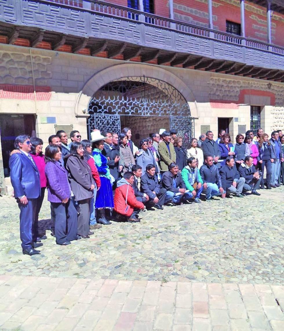 El personal del museo e invitados al final del acto.