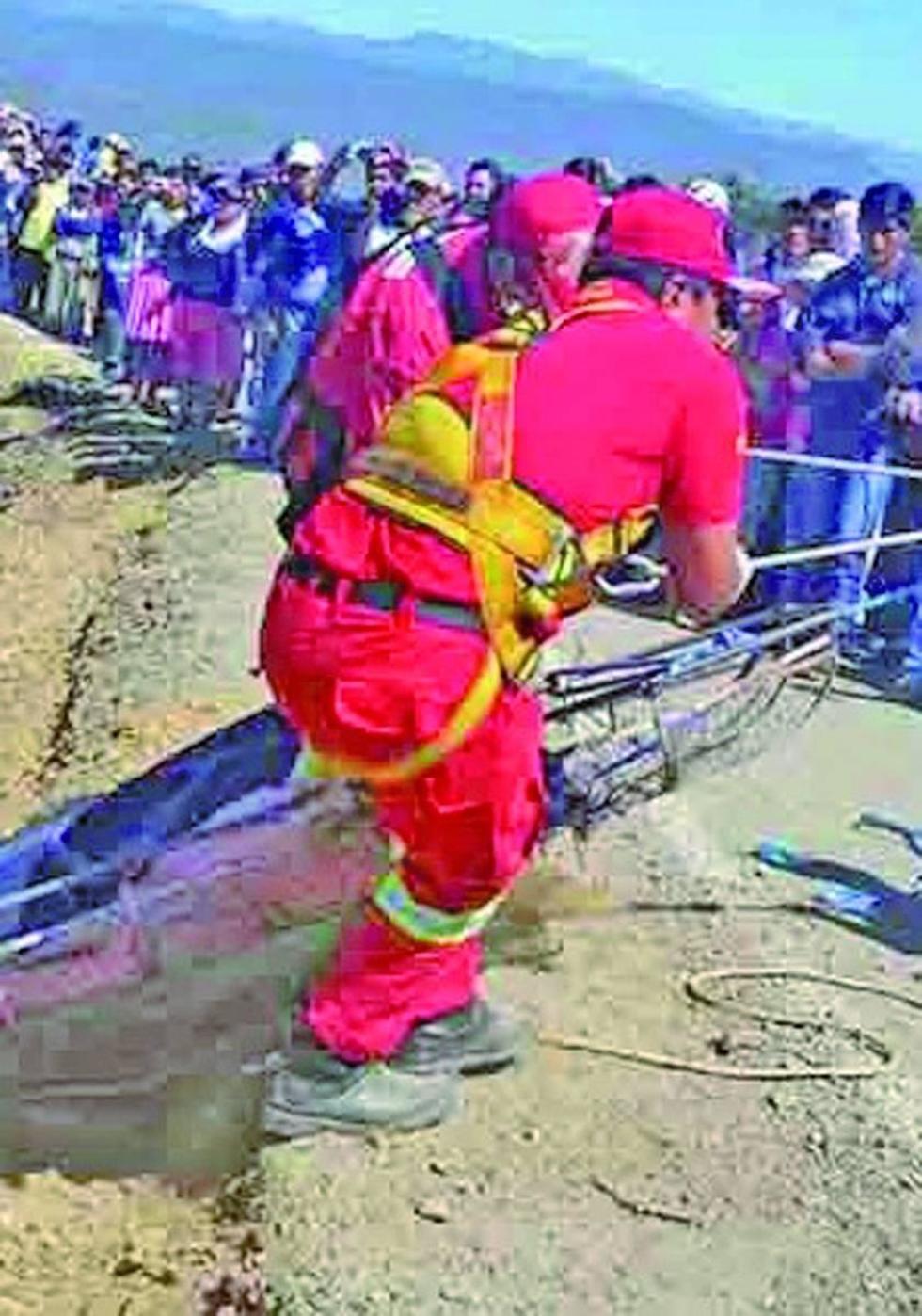 Mueren ocho personas en embarrancamiento en la ruta a Santa Cruz
