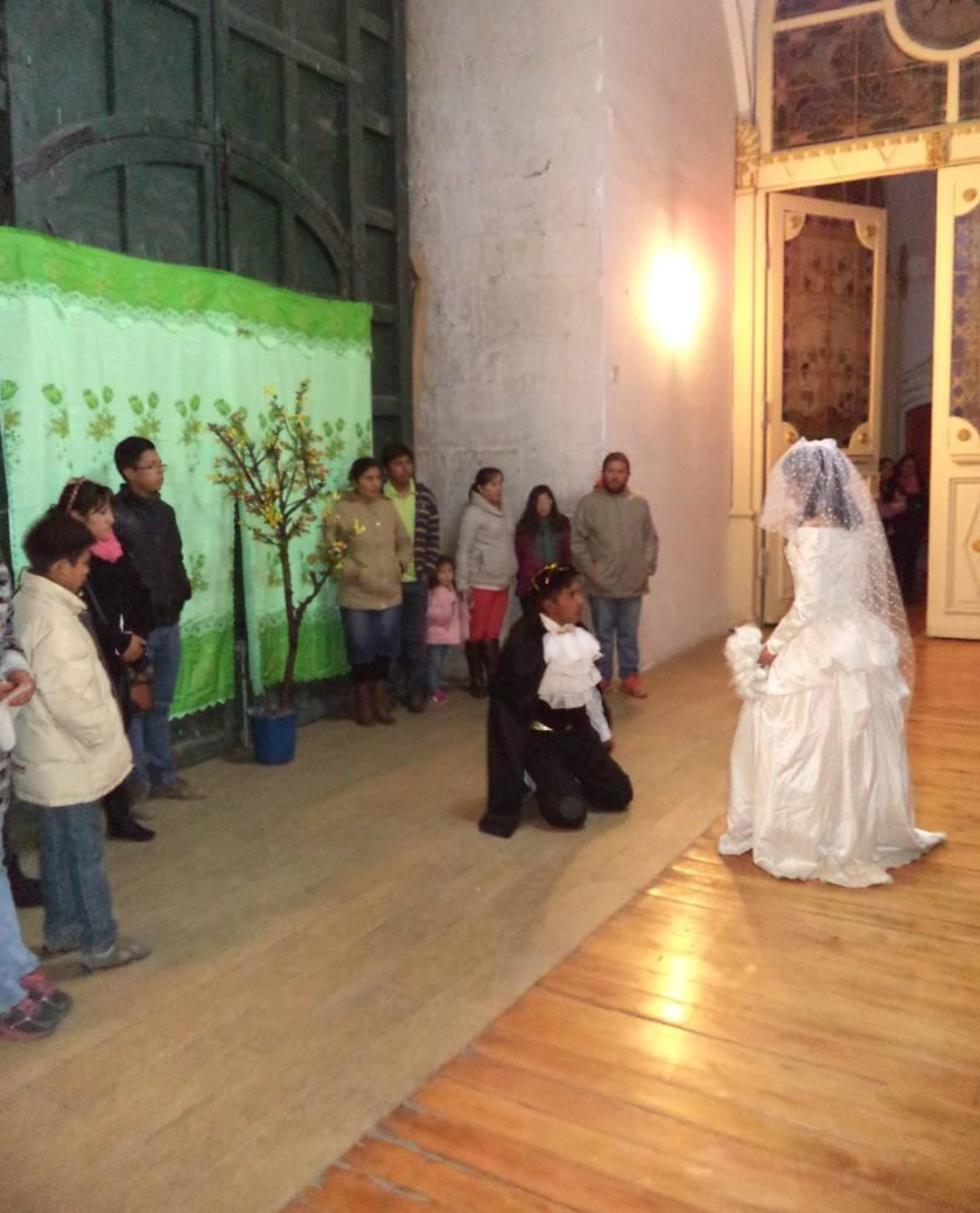 El momento de la presentación de la "novia condenada".