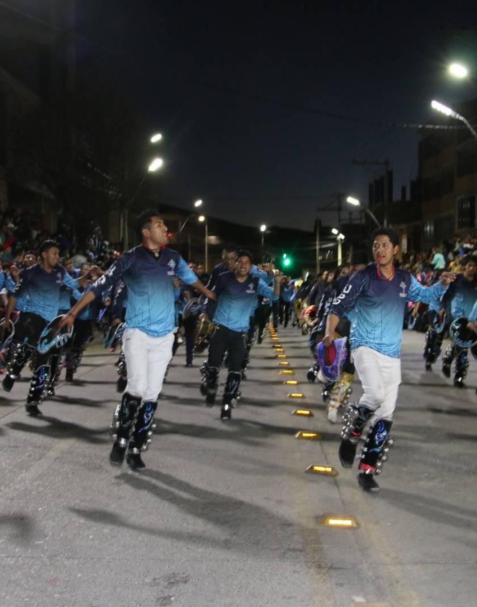 Un grupo de danzarines en el convite de ayer.