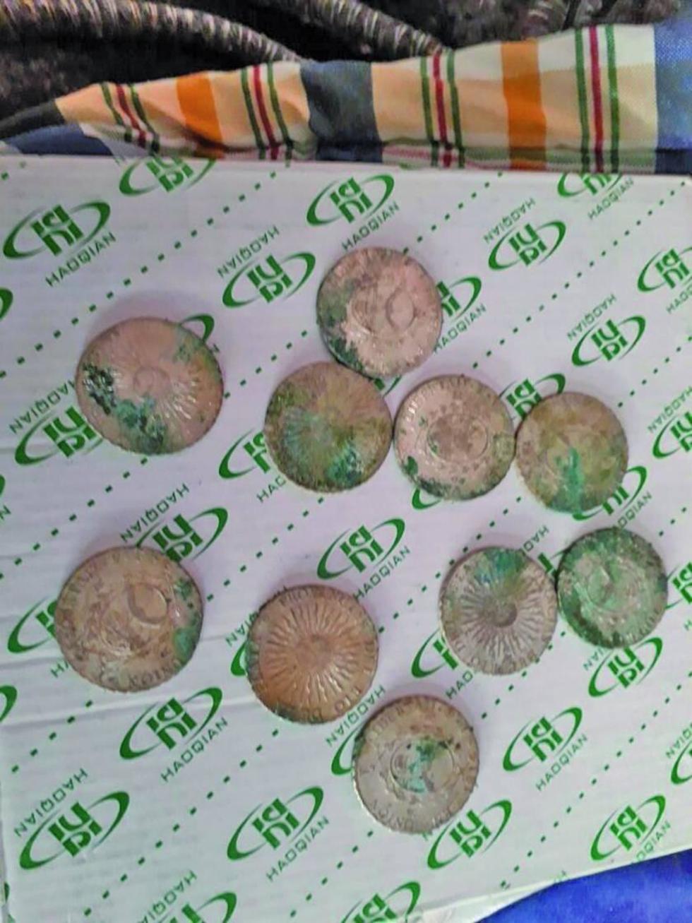 El valor de las monedas son de 8 reales argentinos.