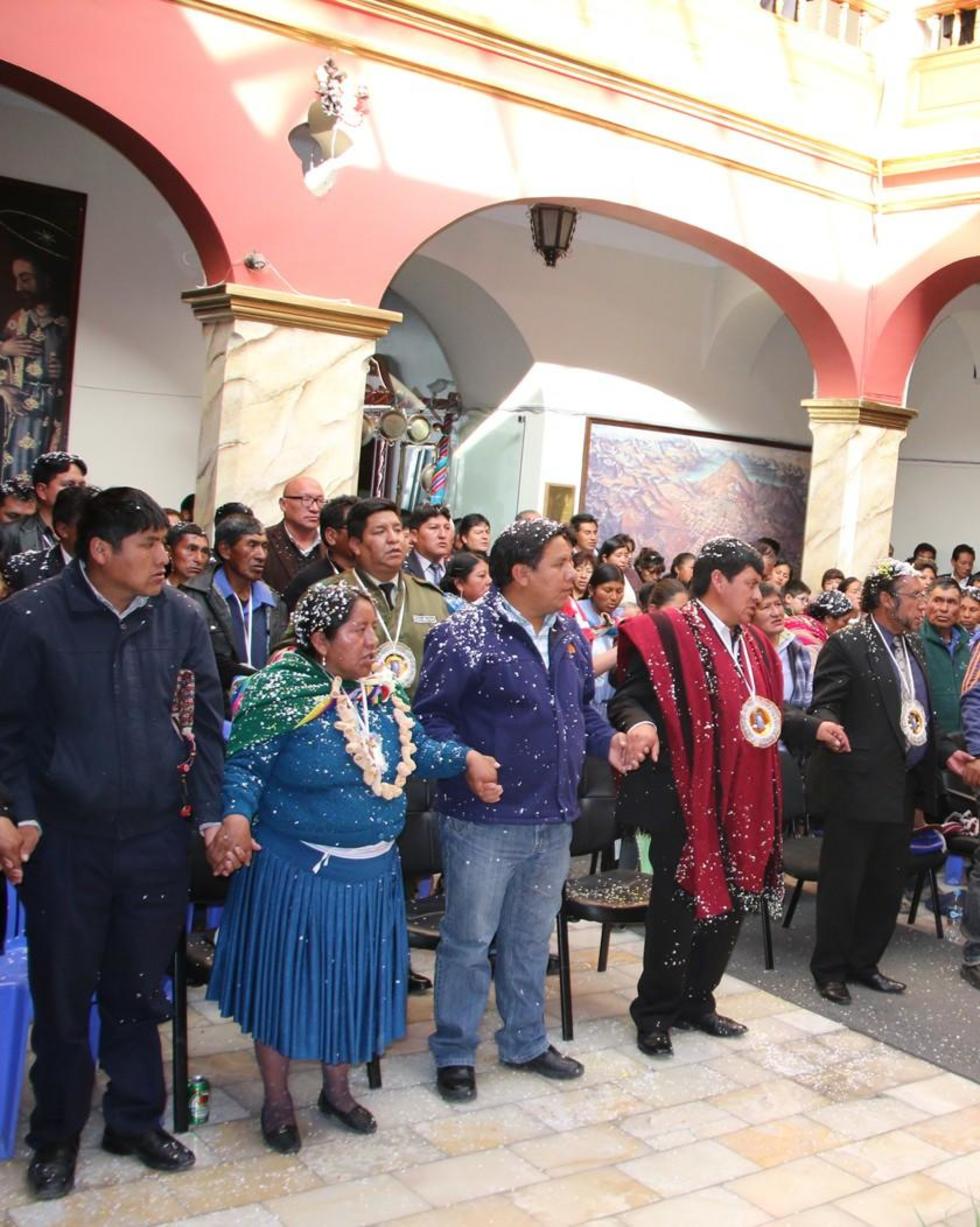 Las autoridades comparten en la misa.