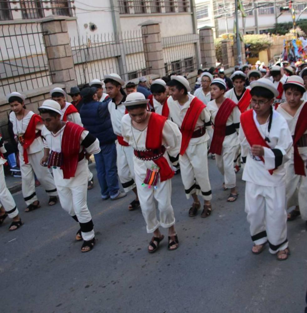 Los bailarines de los jalk'as del colegio Tomás Frías.