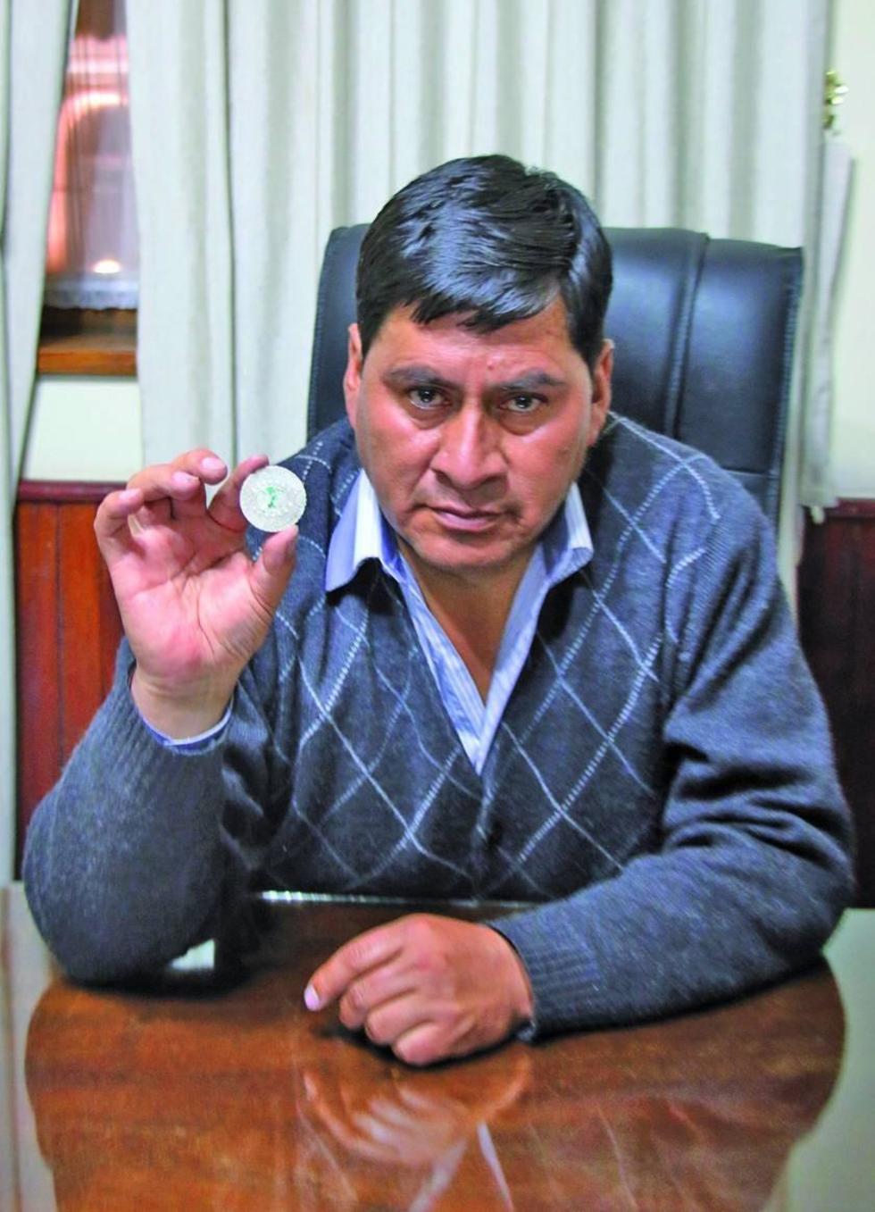 El gobernador muestra la pieza.