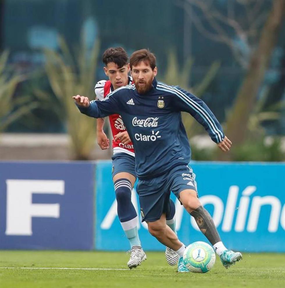 Lionel Messi controla el balón en plena práctica.