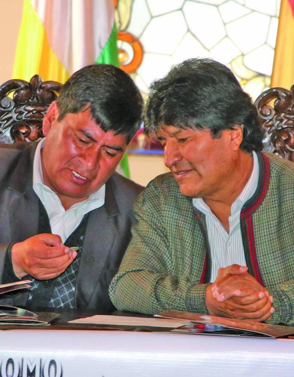 El gobernador Cejas y el presidente Morales observan las monedas.