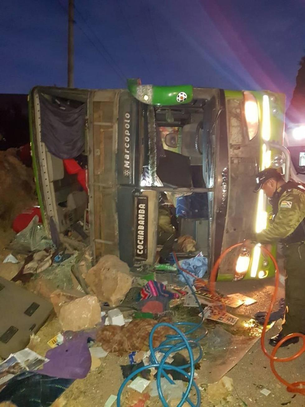 Los pasajeros salieron por el parabrisas del bus.