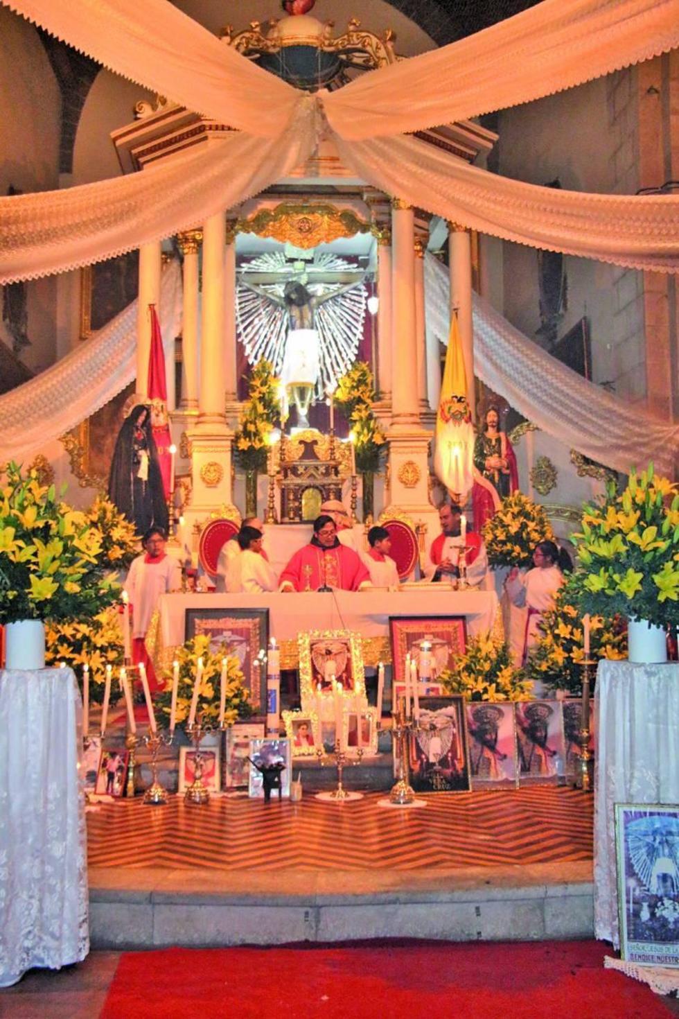 El altar luce adornado y con flores.