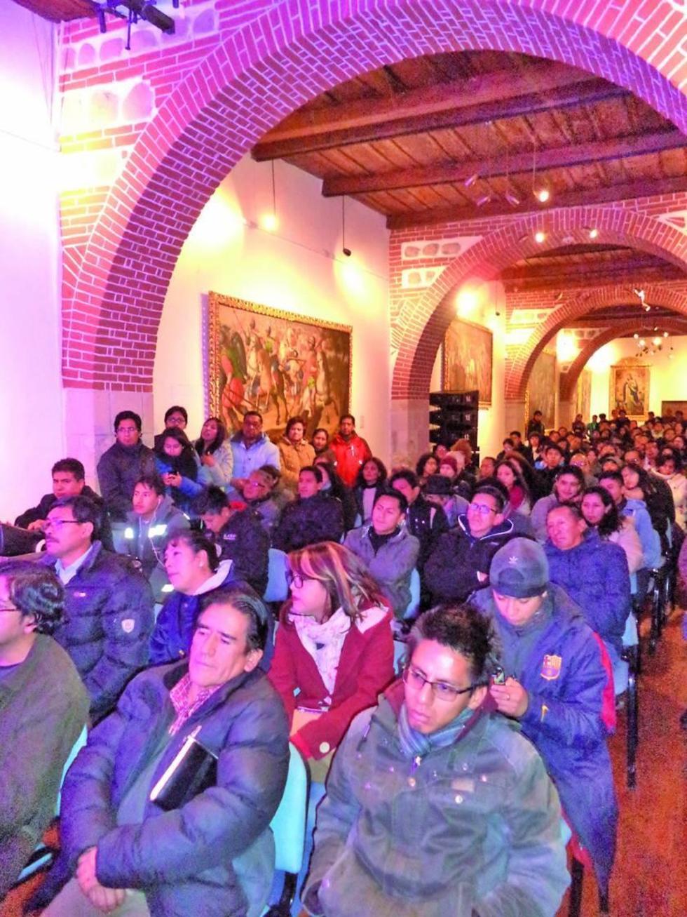 El público llenó el salón para admirar a los artistas.