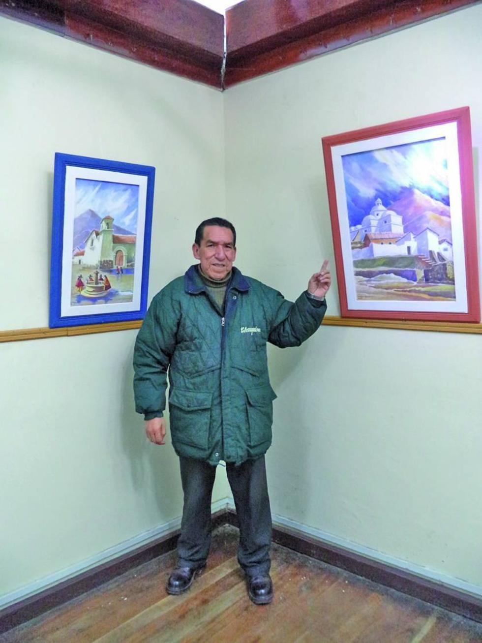 El artista delante de sus obras.