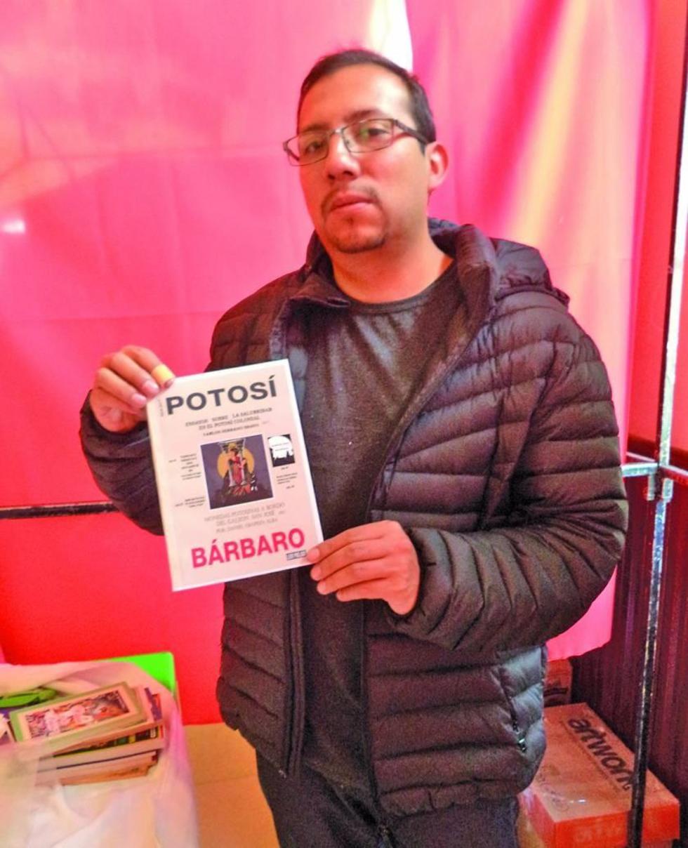 El autor expone el texto artesanal.