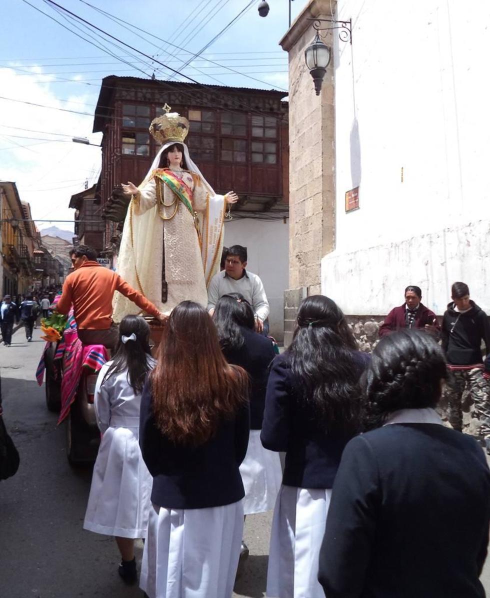 La imagen de la virgen retorna al templo.