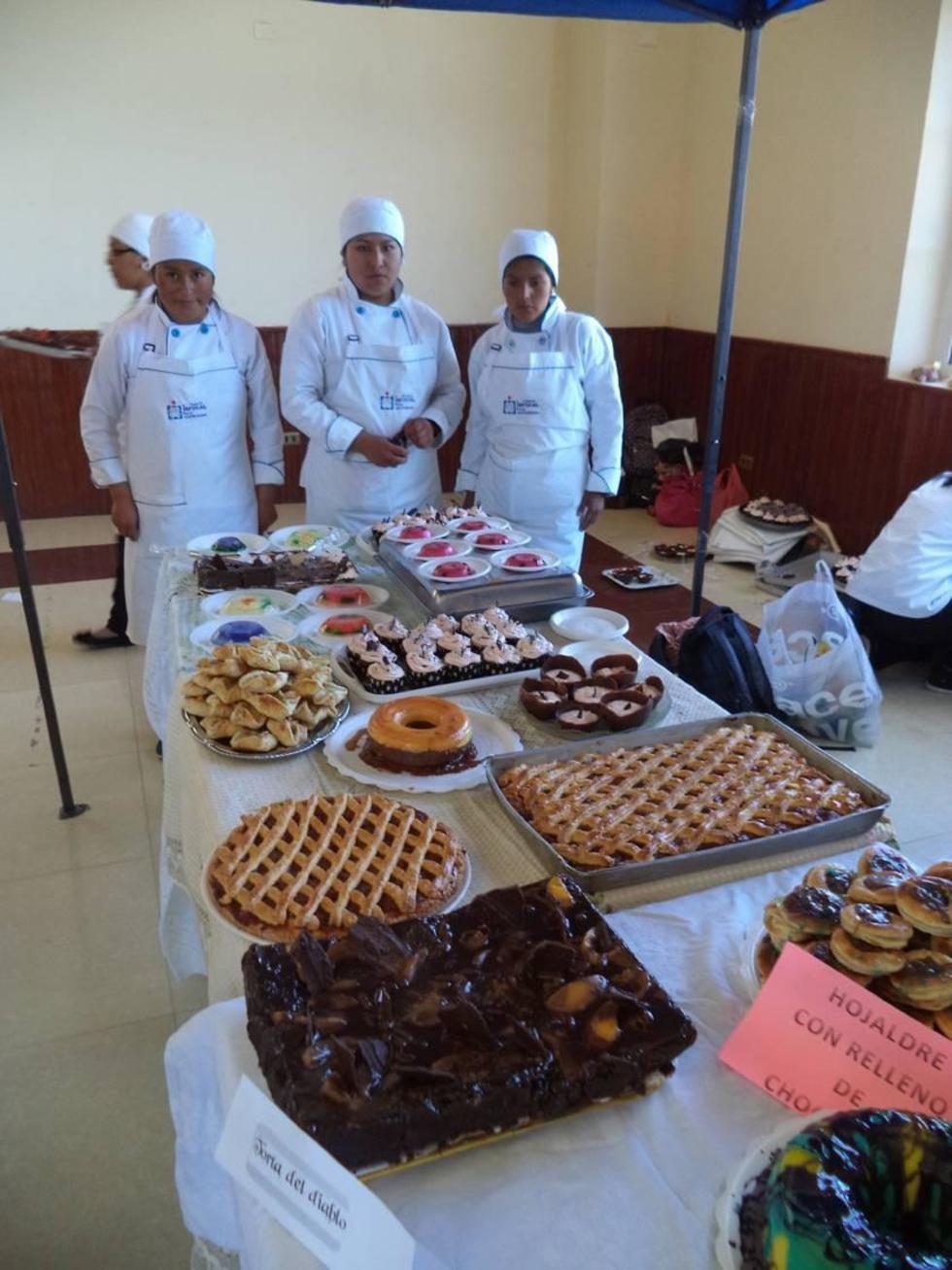 Un grupo de estudiantes muestra su oferta.