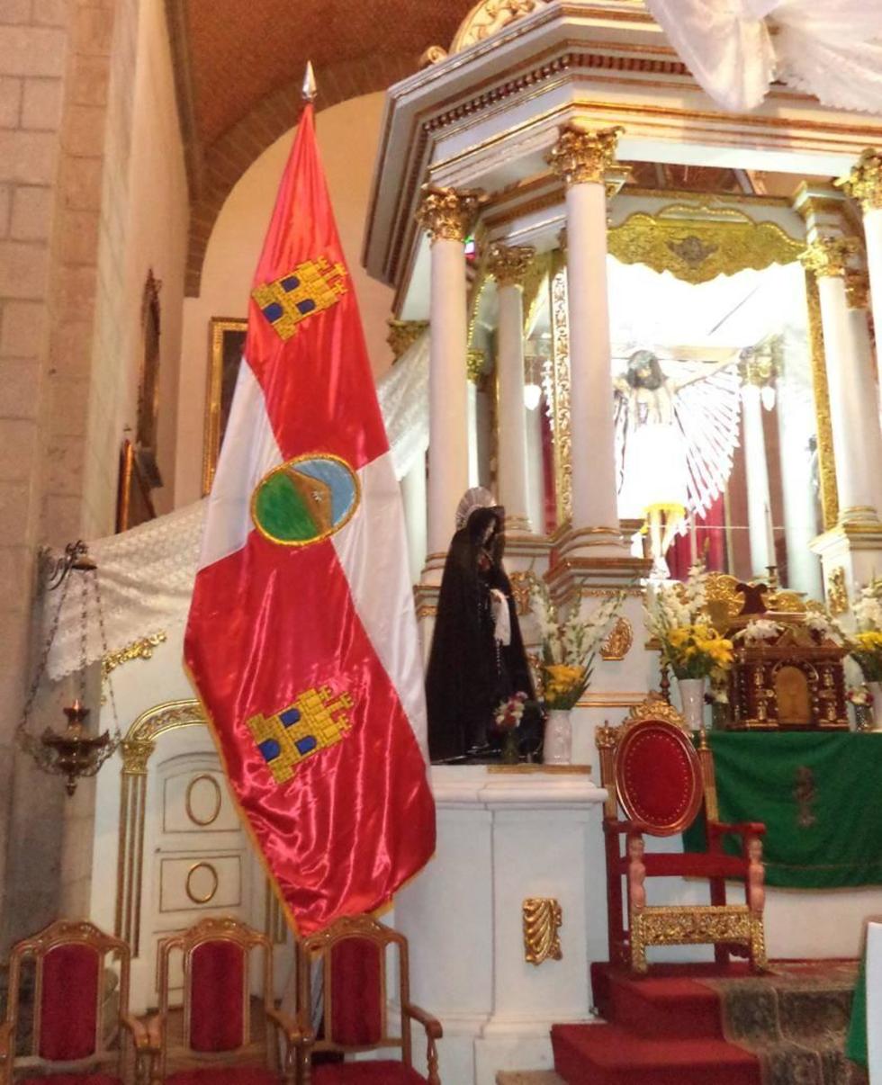 La bandera potosina con los elementos heráldicos.