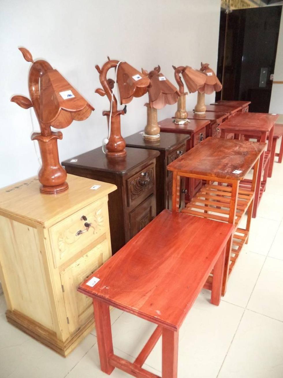 Se ofrece una variedad de muebles.