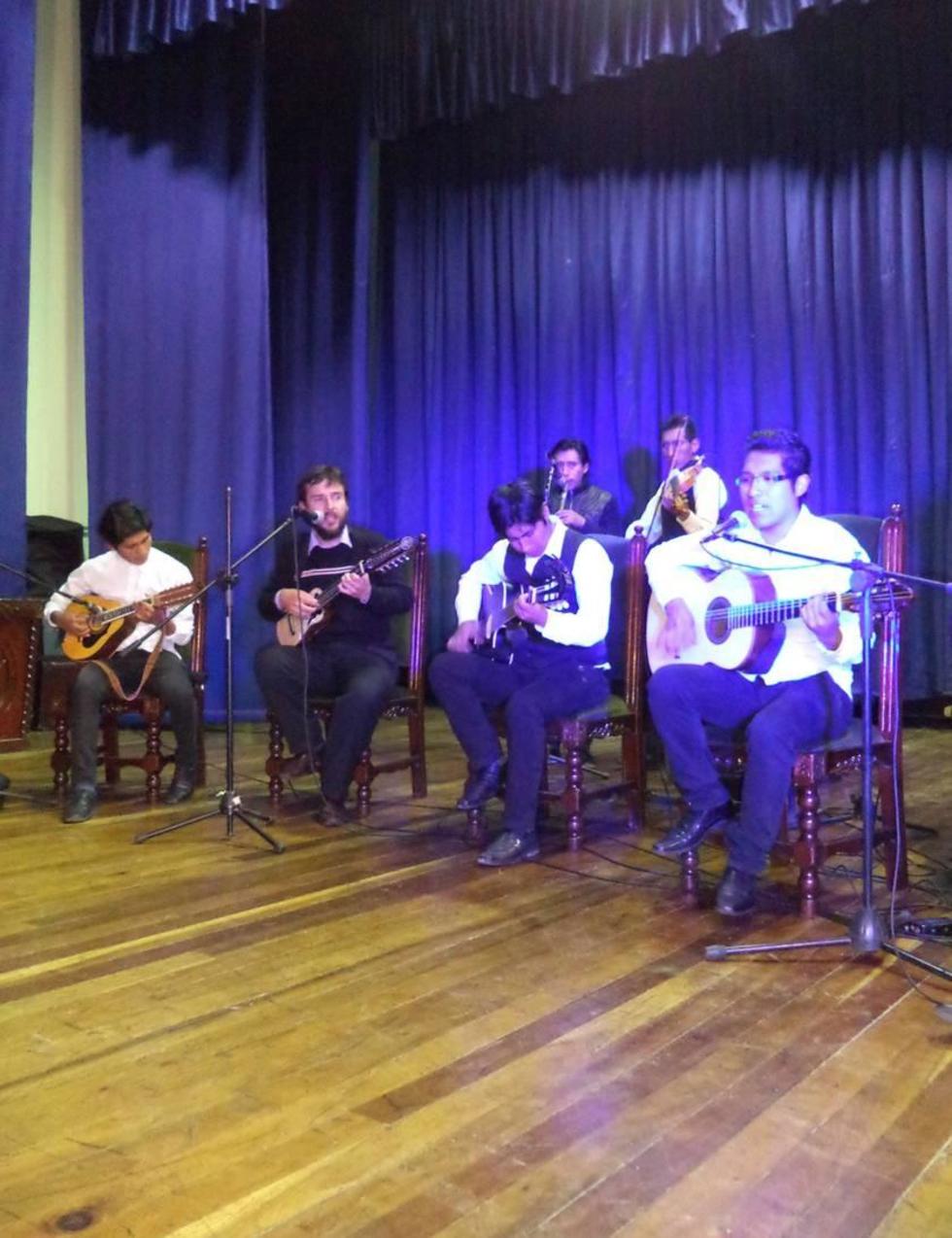 La estudiantina Yawar Pacha participó en el festival.