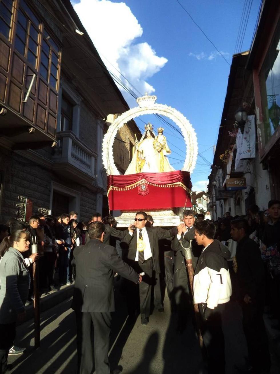 La población acompañó a la imagen en la procesión.