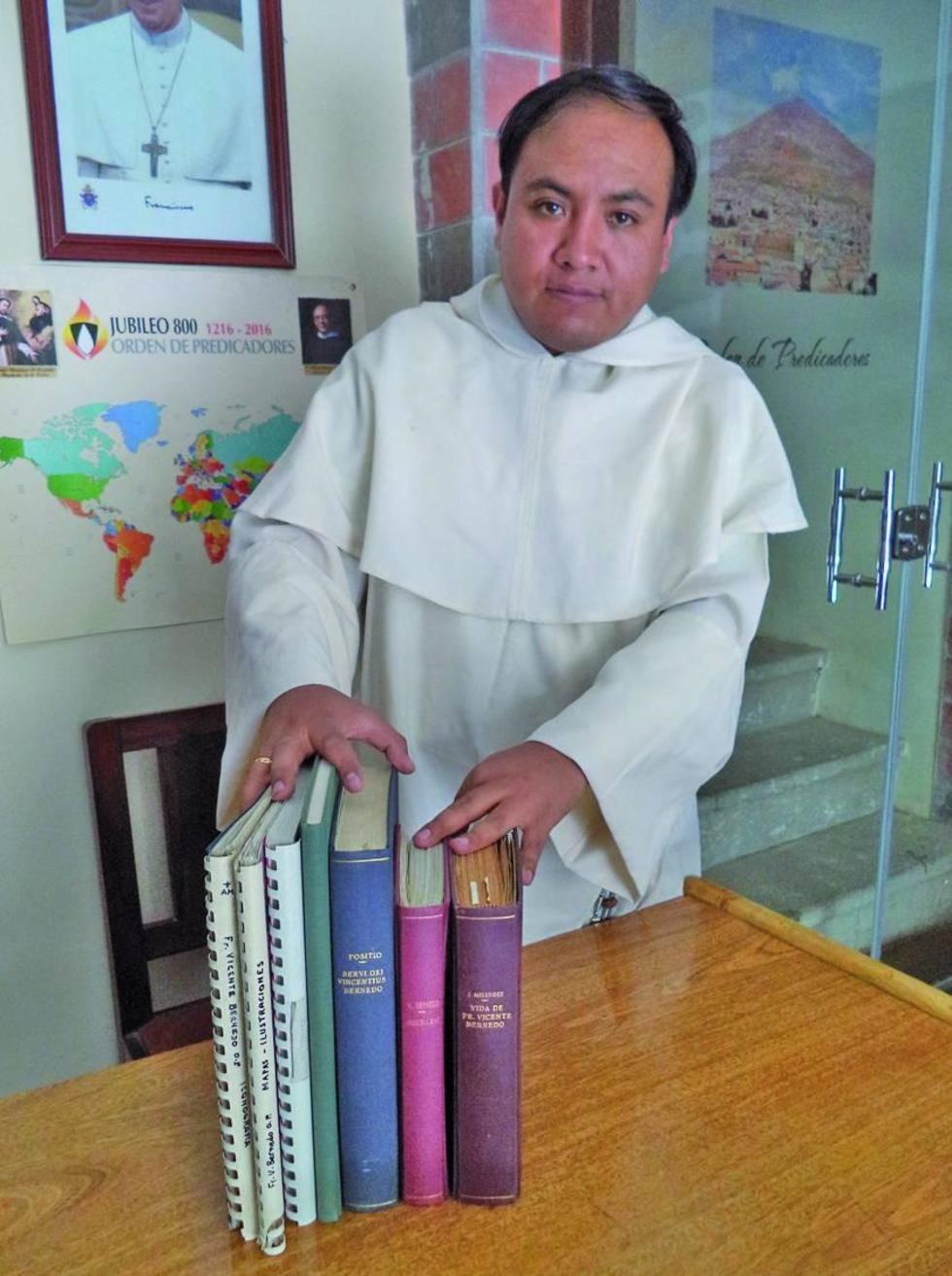 Tapia muestra algunos de los documentos.