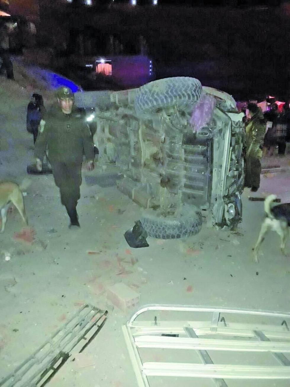 Una familia se salva de milagro tras caer un vehículo en su casa