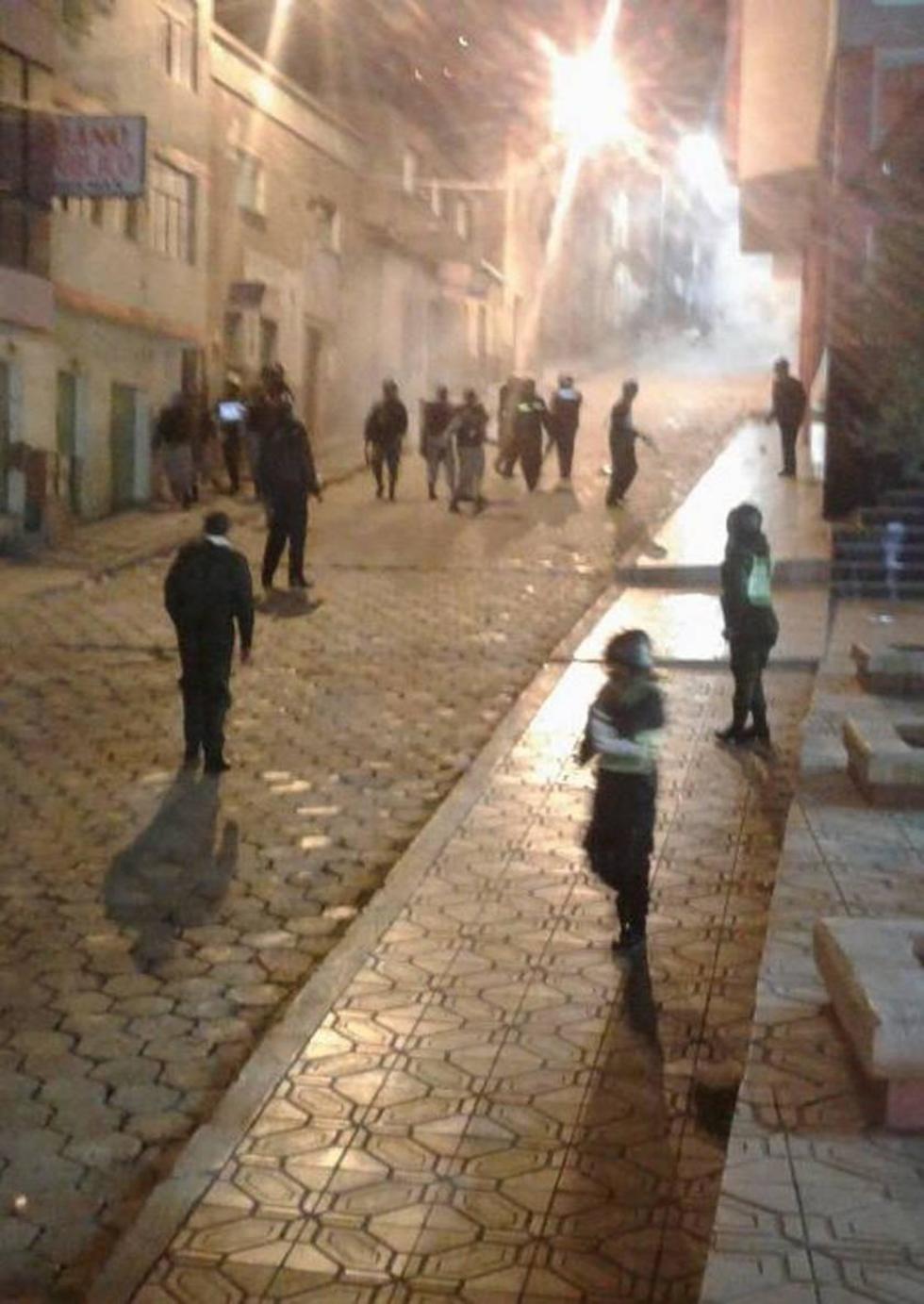 Los policías se defendieron con gases lacrimógenos.