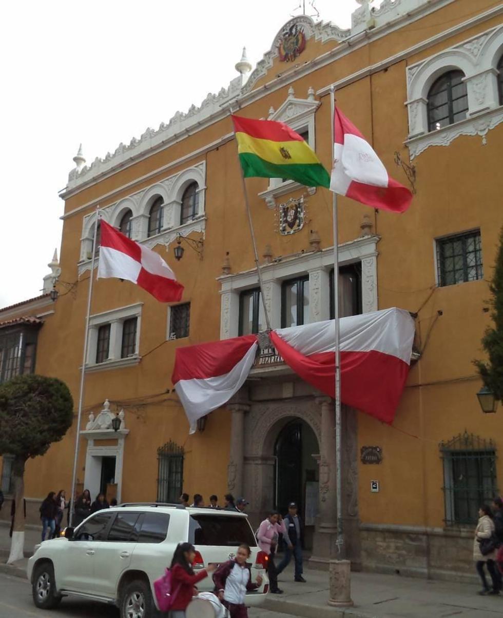 El edificio de la Gobernación con la enseña.