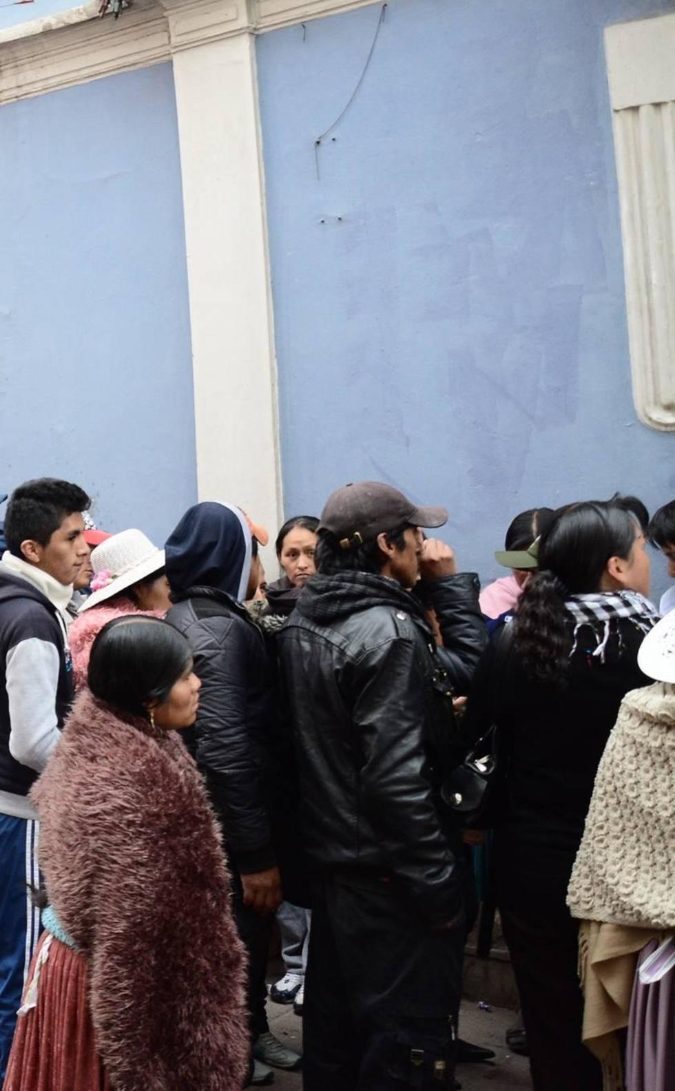 Los padres de familia quieren plazas para que sus hijos estudien