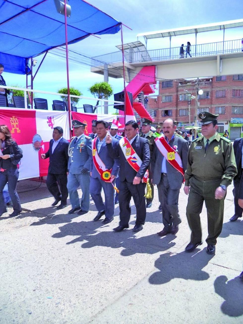 Las autoridades iniciaron el desfile.