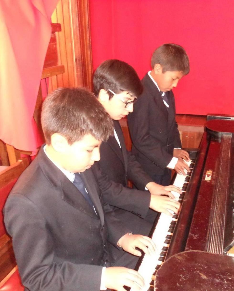 Tres jóvenes intérpretes del piano.