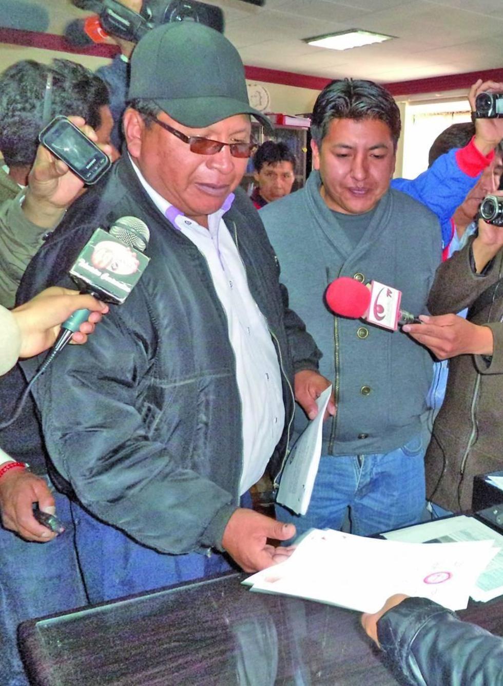Los dirigentes cívicos en la secretaria de la Gobernación.