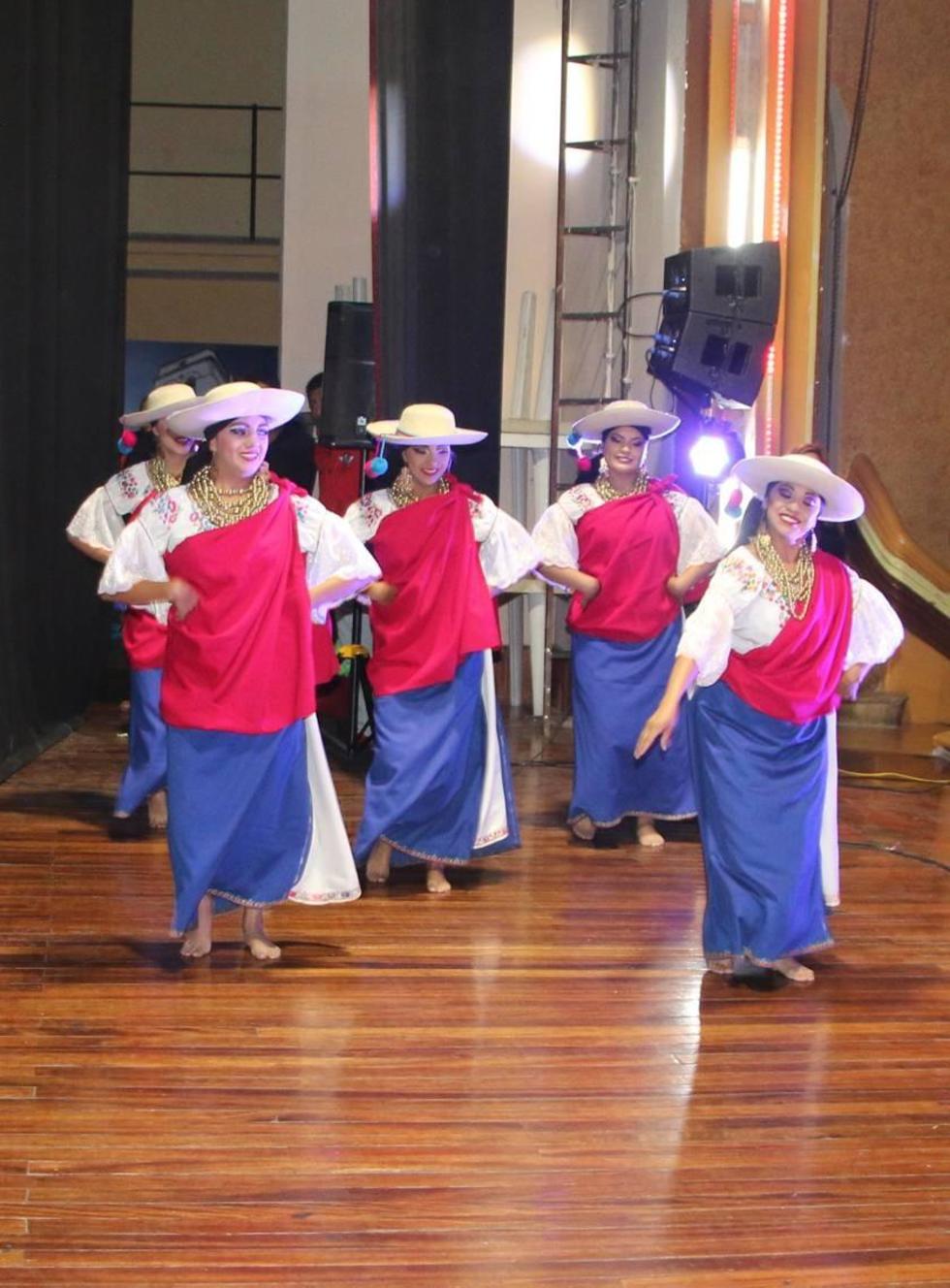El grupo de baile del Ecuador.