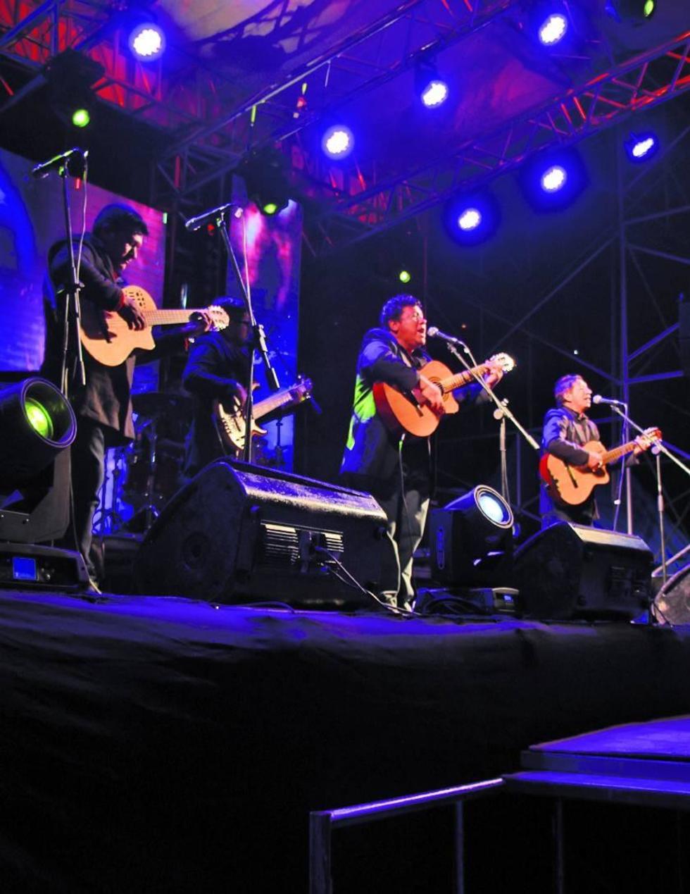su aniversario con serenata