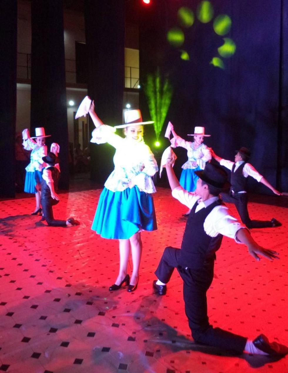 La cueca cochala fue presentada por el ballet Edson Ontiveros.